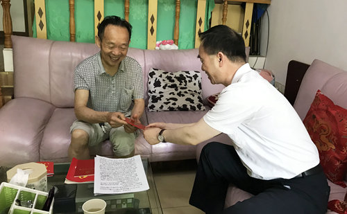 集團領(lǐng)導看望慰問離退休黨員、基層困難黨員和年輕黨員(圖3)
